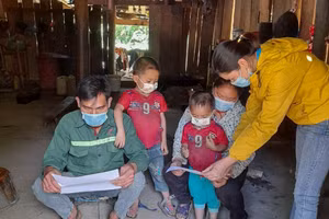 Đề án phổ cập mầm non cho trẻ 3 – 4 tuổi tiếp tục trở thành thách thức đối với giáo dục vùng khó. Trong ảnh: Giáo viên Trường Mầm non Trung Thu, huyện Tủa Chùa (Điện Biên) hướng dẫn phụ huynh chăm sóc trẻ tại nhà.