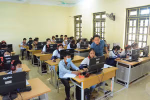 Thầy và trò Trường Tiểu học - THCS xã Pom Lót trong giờ Tin học.