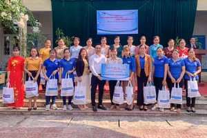 Giáo viên Trường Tiểu học bản Mo nhận quà từ chương trình.