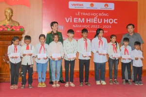 Đại diện lãnh đạo tỉnh Điện Biên và Công ty Viettel trao học bổng cho học sinh TP. Điện Biên Phủ.