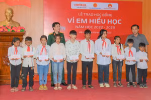 Đại diện lãnh đạo tỉnh Điện Biên và Công ty Viettel trao học bổng cho học sinh TP. Điện Biên Phủ.