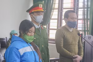 Hoàng A Phừ và Giàng Thị Mỷ tại tòa.