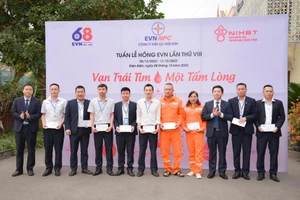 Lãnh đạo Công ty Điện lực Điện Biên khen thưởng các cá nhân tiêu biểu trong hiến máu tình nguyện.