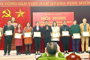 Lãnh đạo UBND huyện Nậm Pồ tặng Giấy khen cho các cá nhân tiêu biểu.