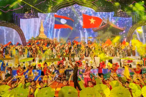 Lễ khai mạc với chương trình nghệ thuật thắm tính Việt - Lào.