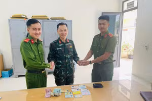 Trung sĩ Nguyễn Trung Kiên và Binh nhất Vũ Xuân Đông bàn giao lại tài sản cho người đánh rơi. Ảnh: Công an Điện Biên.