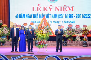 Ông Mùa A Sơn (ngoài cùng bên phải), Phó Bí thư Thường trực Tỉnh ủy Điện Biên tặng hoa chúc mừng Ngành Giáo dục.