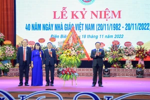 Ông Mùa A Sơn (ngoài cùng bên phải), Phó Bí thư Thường trực Tỉnh ủy Điện Biên tặng hoa chúc mừng Ngành Giáo dục.