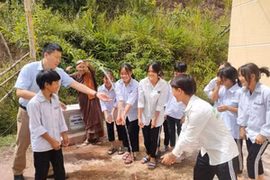 Thầy và trò Trường PTDTBT TH - THCS Vàng Đán trong niềm vui đón nước sạch. Ảnh: Thái Sơn.