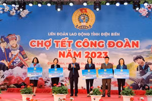 Chủ nhiệm Ủy ban Kiểm tra Tổng LĐLĐ Việt Nam trao phiếu mua hàng giảm giá cho đoàn viên, người lao động.