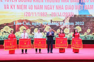 Phó Bí thư Tỉnh ủy Lào Cai trao Cờ thi đua của Chính phủ cho các tập thể.