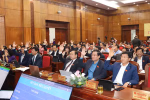 Đại biểu HĐND tỉnh Điện Biên biểu quyết thông qua Nghị quyết.