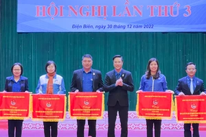 Anh Đặng Thành Huy, Bí thư Tỉnh đoàn Điện Biên tặng cờ thi đua đơn vị xuất sắc cho các tập thể.