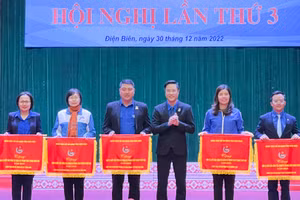 Anh Đặng Thành Huy, Bí thư Tỉnh đoàn Điện Biên tặng cờ thi đua đơn vị xuất sắc cho các tập thể.