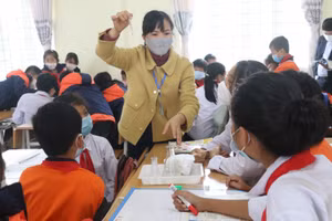 Cô giáo Lương Thị Ngọc hướng dẫn học sinh làm thí nghiệm đo nhiệt độ.