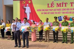 Thầy Lê Văn Vỹ (ngoài cùng bên phải hàng đầu tiên) được trao giải trong cuộc thi viết "Tìm hiểu Bộ luật hình sự" năm 2015. Ảnh: NVCC.