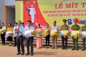 Thầy Lê Văn Vỹ (ngoài cùng bên phải hàng đầu tiên) được trao giải trong cuộc thi viết "Tìm hiểu Bộ luật hình sự" năm 2015. Ảnh: NVCC.