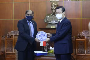 Thứ trưởng Nguyễn Văn Phúc (bên phải) và Đại sứ Jaya Ratnam trao quà lưu niệm.