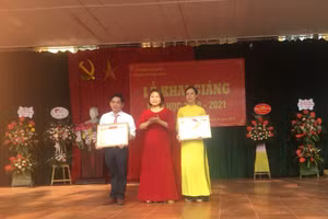 Thầy Phí Văn Quang (trái) nhận bằng khen tại Trường THPT Văn Giang, Hưng Yên. Ảnh: NVCC.