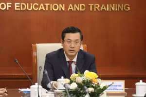 Thứ trưởng Nguyễn Văn Phúc phát biểu tại cuộc họp. 