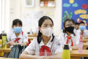 Học sinh lớp 1 tại thành phố Hưng Yên tạm dừng đến trường. Ảnh minh hoạ.