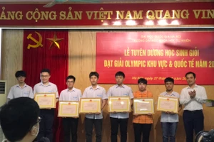 Trần Xuân Bách (thứ hai từ phải sang) nhận bằng khen của Trường THPT Chuyên Khoa học Tự nhiên. Ảnh: NVCC.