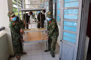 Các chiến sĩ Bộ Chỉ huy Quân sự tỉnh Thái Nguyên đang kê giường cho các phòng tại khu cách ly