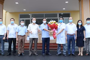 Ông Đặng Xuân trường, Phó Chủ tịch Thường trực UBND tỉnh Thái Nguyên tặng hoa và quà động viên đoàn công tác