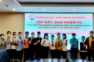 Học viên ngành Bác sĩ nội trú Trường Đại học Y - Dược (Đại học Thái Nguyên) tình nguyện tham gia phòng, chống Covid-19 tại Bắc Ninh