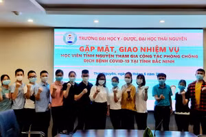 Học viên ngành Bác sĩ nội trú Trường Đại học Y - Dược (Đại học Thái Nguyên) tình nguyện tham gia phòng, chống Covid-19 tại Bắc Ninh