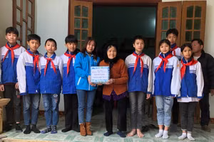 Thầy cô giáo và HS trường THCS Tân Trào (Sơn Dương) thăm hỏi, tặng quà gia đình chính sách tại địa phương 