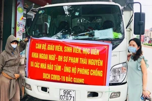 Cán bộ, giảng viên Khoa Ngoại ngữ Trường Đại học Sư phạm (ĐH Thái Nguyên) chuẩn bị các nhu yếu phẩm để chuyển tặng người dân vùng dịch