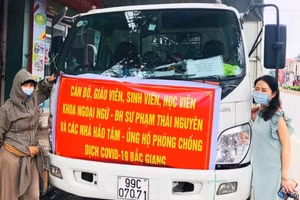 Cán bộ, giảng viên Khoa Ngoại ngữ Trường Đại học Sư phạm (ĐH Thái Nguyên) chuẩn bị các nhu yếu phẩm để chuyển tặng người dân vùng dịch