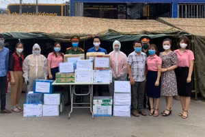 Đại diện cán bộ giáo viên trường THCS Tân Long (TP Thái Nguyên) tặng các nhu yếu phẩm cho chốt kiểm tra phòng, chống dịch Covid-19 trên địa bàn