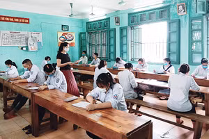 Chia lớp, giãn cách trong phòng học lớp 12 của trường THPT Nguyễn Văn Huyên.