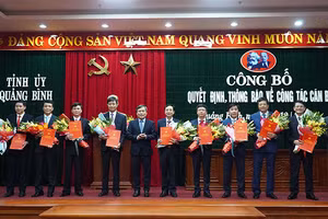 Bí thư Tỉnh ủy Vũ Đại Thắng tặng hoa và trao quyết định cho các đồng chí cán bộ được điều động, bổ nhiệm.