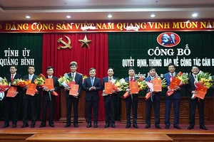 Bí thư Tỉnh ủy Vũ Đại Thắng tặng hoa và trao quyết định cho các đồng chí cán bộ được điều động, bổ nhiệm.