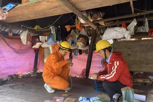 Sửa chữa, lắp đặt lại dây và thiết bị điện cho những hộ dân là bà con dân tộc ở xã Trường Sơn huyện Quảng Ninh tỉnh Quảng Bình.