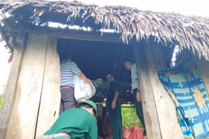 Cán bộ chiến sỹ đồn Biên phòng Làng Mô giúp bà con dân tộc Vân Kiều nhu yếu phẩm để chống lũ