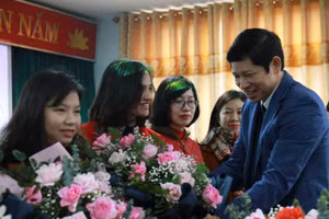 Ông Hồ An Phong, Phó chủ tịch UBND tỉnh Quảng Bình tặng hoa cảm ơn sự nỗ lực của các giáo viên bồi dưỡng đội tuyển học sinh giỏi của tỉnh tham dự kỳ thi.