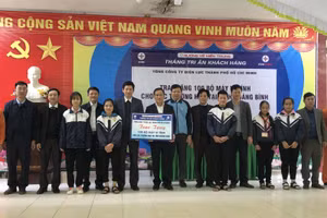 Tổng Công ty Điện lực TP Hồ Chí Minh trao tặng máy tính cho các trường học vùng ngập lũ tại tỉnh Quảng Bình