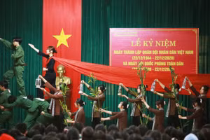 Tiết mục văn nghệ của học sinh chuyên Sử trường THPT chuyên Võ Nguyên Giáp trong lễ kỷ niệm 76 năm ngày thành lập QĐND Việt Nam 2020