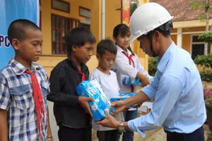 Đại diện Công ty Điện lực Quảng Bình tặng quà cho học sinh vùng khó.