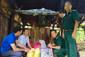 Hỗ trợ nhu yếu phẩm cần thiết đối với hộ gia đình khó khăn có nguy cơ thiếu đói trong mưa lũ