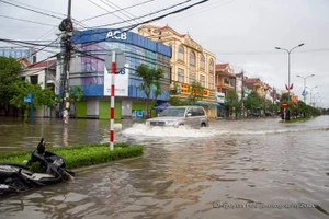 Mưa lũ làm ngập lụt các tuyến đường chính ở Tp. Đồng Hới vào sáng nay 19/10