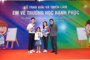 Học sinh tỉnh Quảng Trị chụp ảnh lưu niệm sau khi nhận giải của cuộc thi "Em vẽ trường học hạnh phúc".