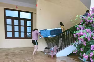 Giáo viên Trường Mầm non Quảng Văn (Tx. Ba Đồn - Quảng Bình) di chuyển đồ dùng, thiết bị tránh lũ