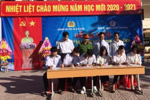 Giáo viên và học sinh Trường THPT Lương Thế Vinh ký cam kết