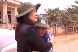 Bà Lê Thị Hương, Giám đốc Sở GD&ĐT tỉnh Quảng Trị đã không cầm được nước mắt khi chứng kiến cảnh tan hoang sau bão lũ tại xã Hướng Việt huyện Hướng Hoá tỉnh Quảng Trị.