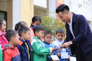 Tặng quà cho các em học sinh Trường TH Thanh Thuỷ (Tuyên Hoá - Quảng Bình)